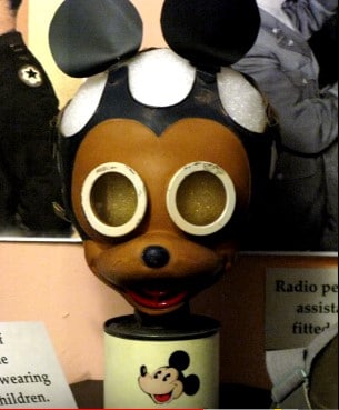 7 secretos perturbadores de la II Guerra Mundial: el expediente fuera del manual 5 Máscara de gas infantil estilo Mickey Mouse de la II Guerra Mundial