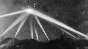 7 secretos perturbadores de la II Guerra Mundial: el expediente fuera del manual 6 Representación de luces misteriosas Foo Fighters vistas por pilotos en la II Guerra Mundial