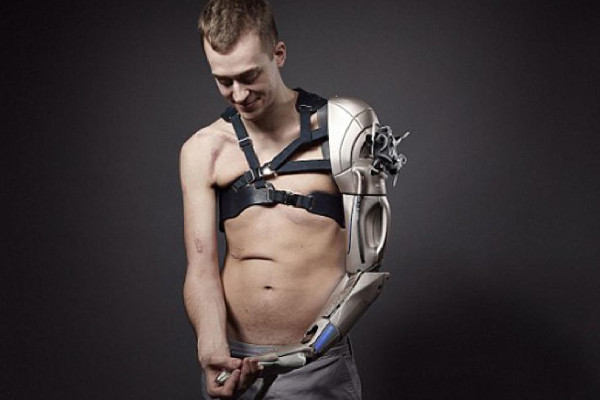 Superhéroes reales: fan de videojuegos con brazo mecánico estilo Cyborg