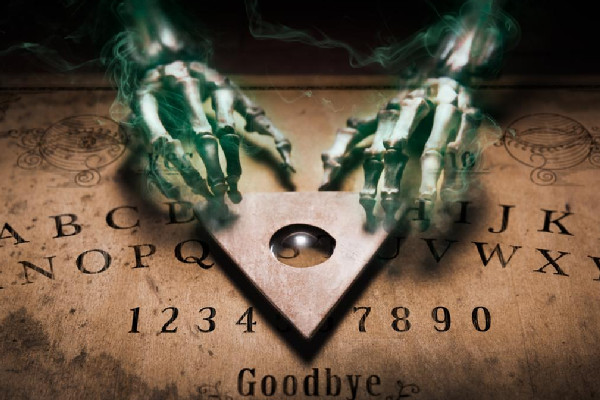 Tabla Ouija: no abrir puertas a entidades extrañas — aviso del dossier sobre posesiones