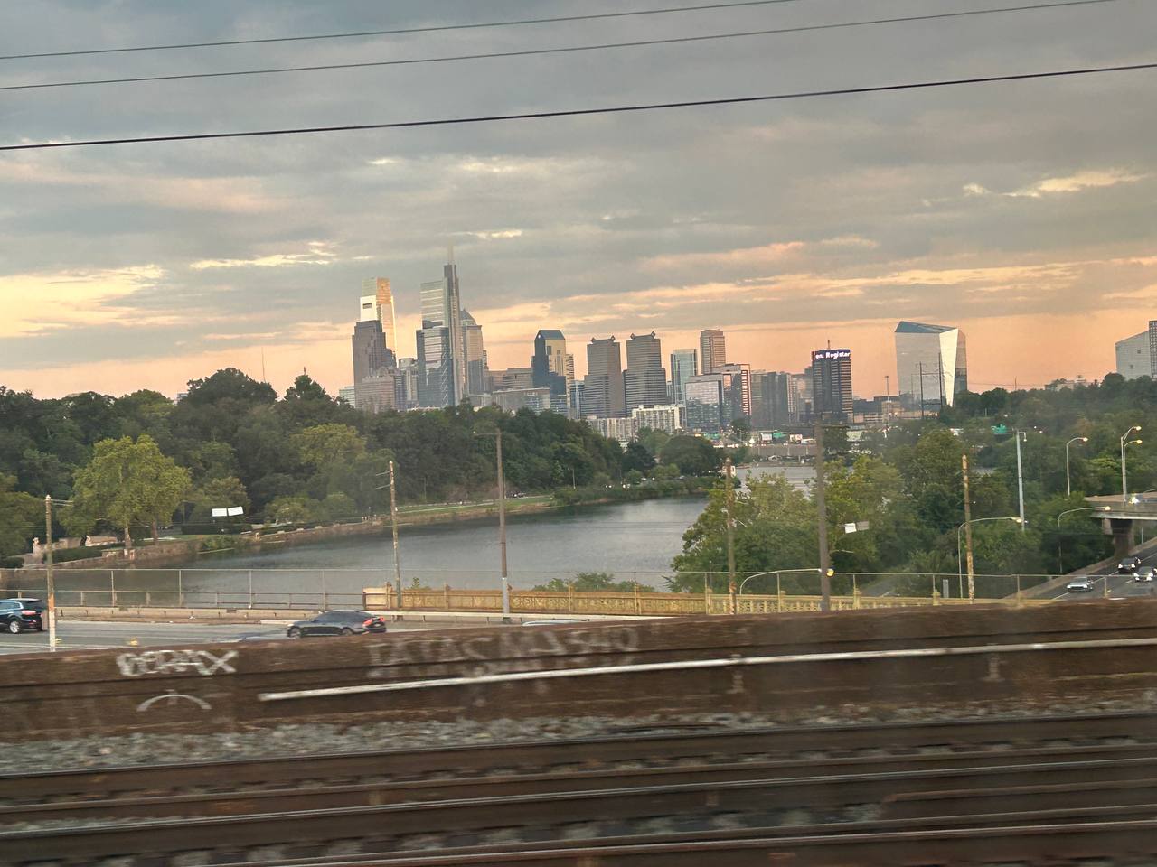 Viajero del tiempo en Pensilvania: qué muestra el vídeo 4 Skyline de Filadelfia, Pensilvania, visto desde la distancia