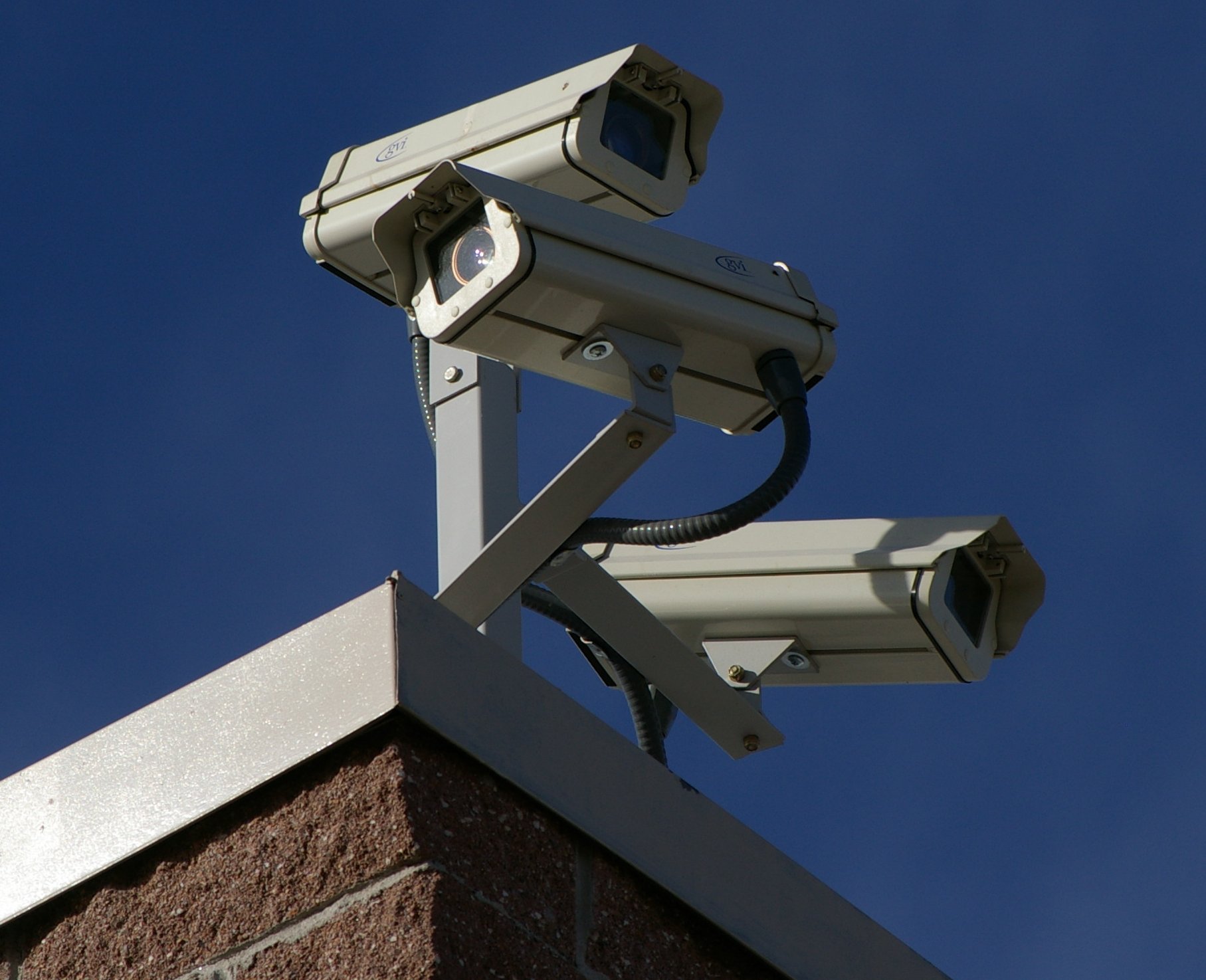 Viajero del tiempo en Pensilvania: qué muestra el vídeo 2 Tres cámaras de vigilancia CCTV montadas en un poste, contexto de grabación de seguridad