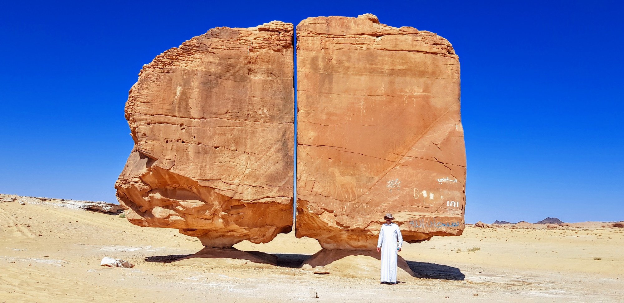 Al Naslaa: la roca del corte imposible en Tayma 2 Formación Al-Naslaa cerca de Tayma: dos bloques de arenisca separados por un hueco vertical casi recto sobre pedestales