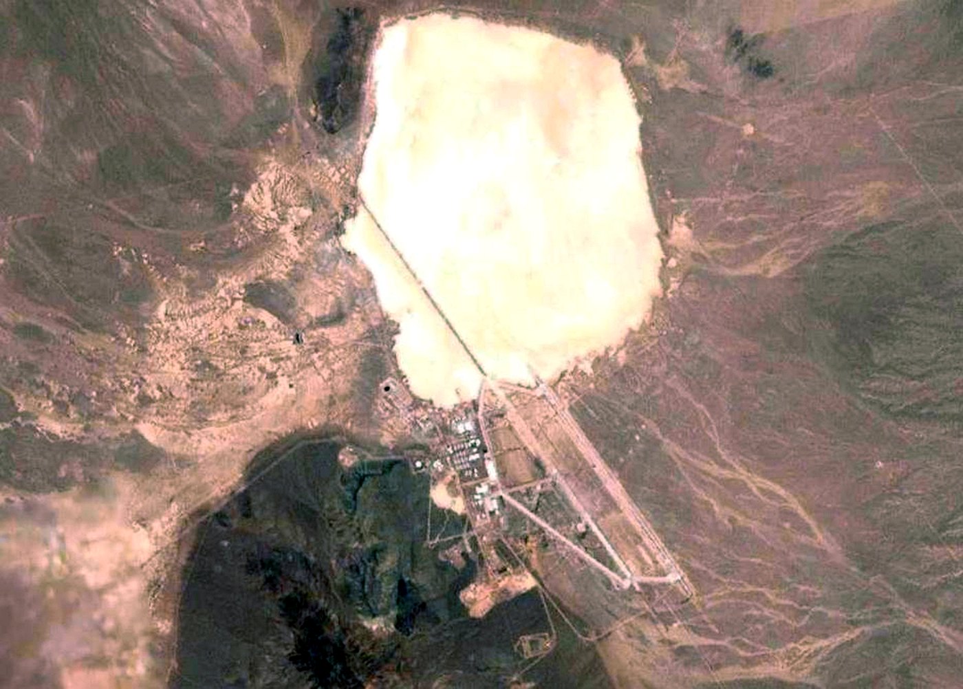Imagen de satélite de Groom Lake y la pista del Área 51 en el desierto de Nevada