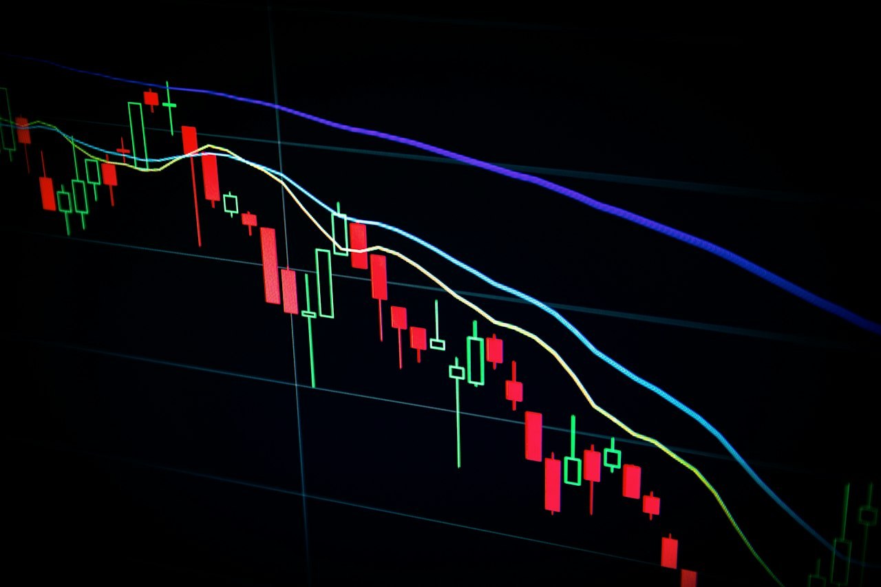 Gráficos de bolsa y velas de trading — archivo visual del expediente Andrew Carlssin