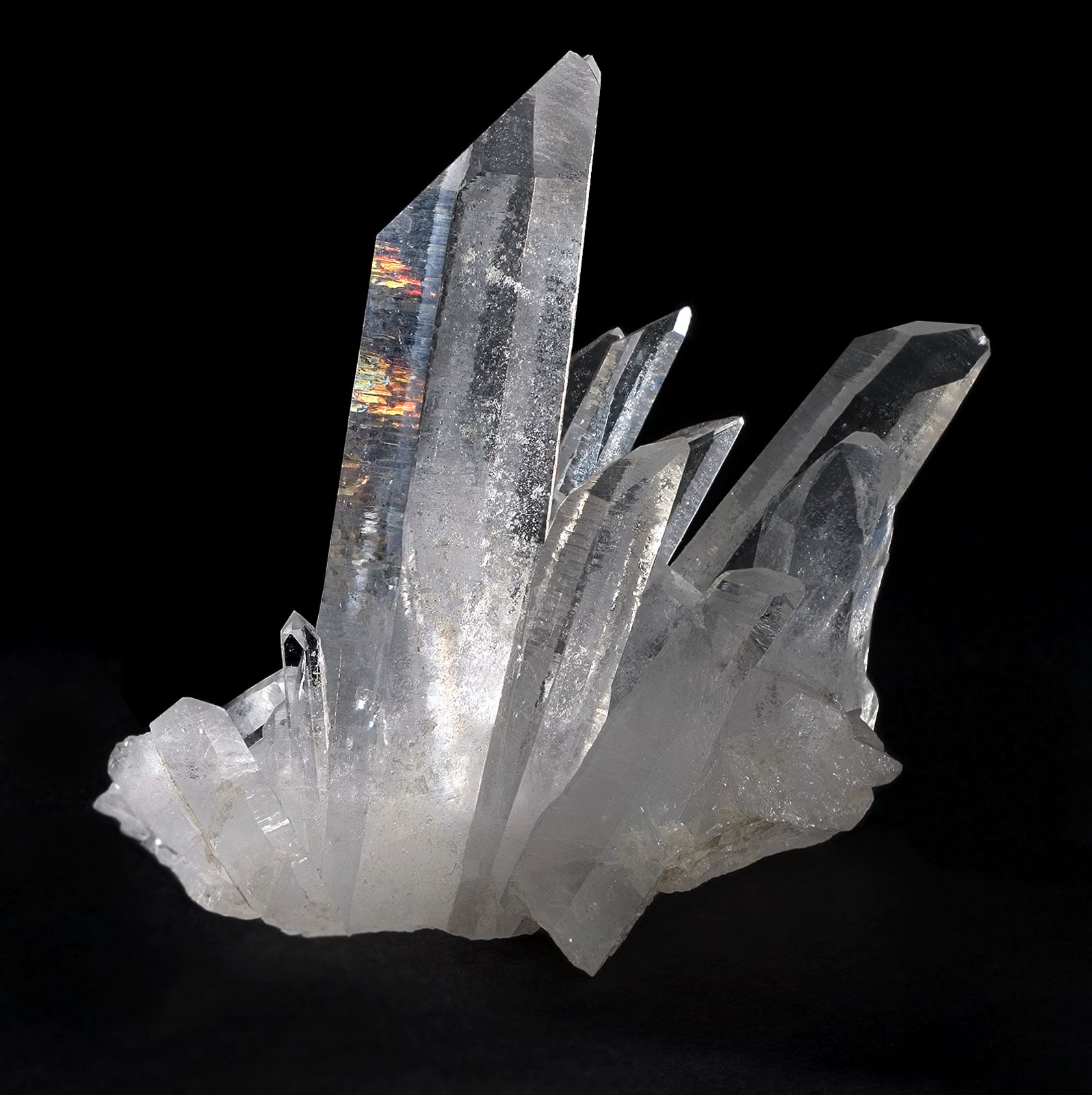 Cristal de cuarzo (cristal de roca) fotografiado como ejemplar mineralógico