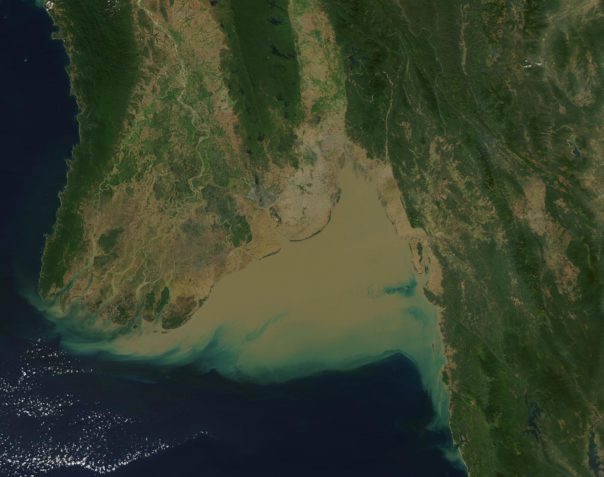 Golfo de Martaban visto desde satélite NASA Aqua MODIS, aguas turbias frente a Myanmar