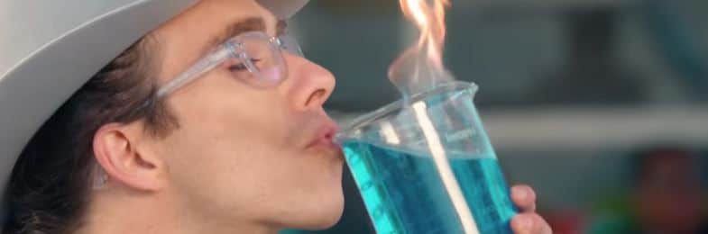 Estación Inferno y agua encendida en el video Chained To The Rhythm