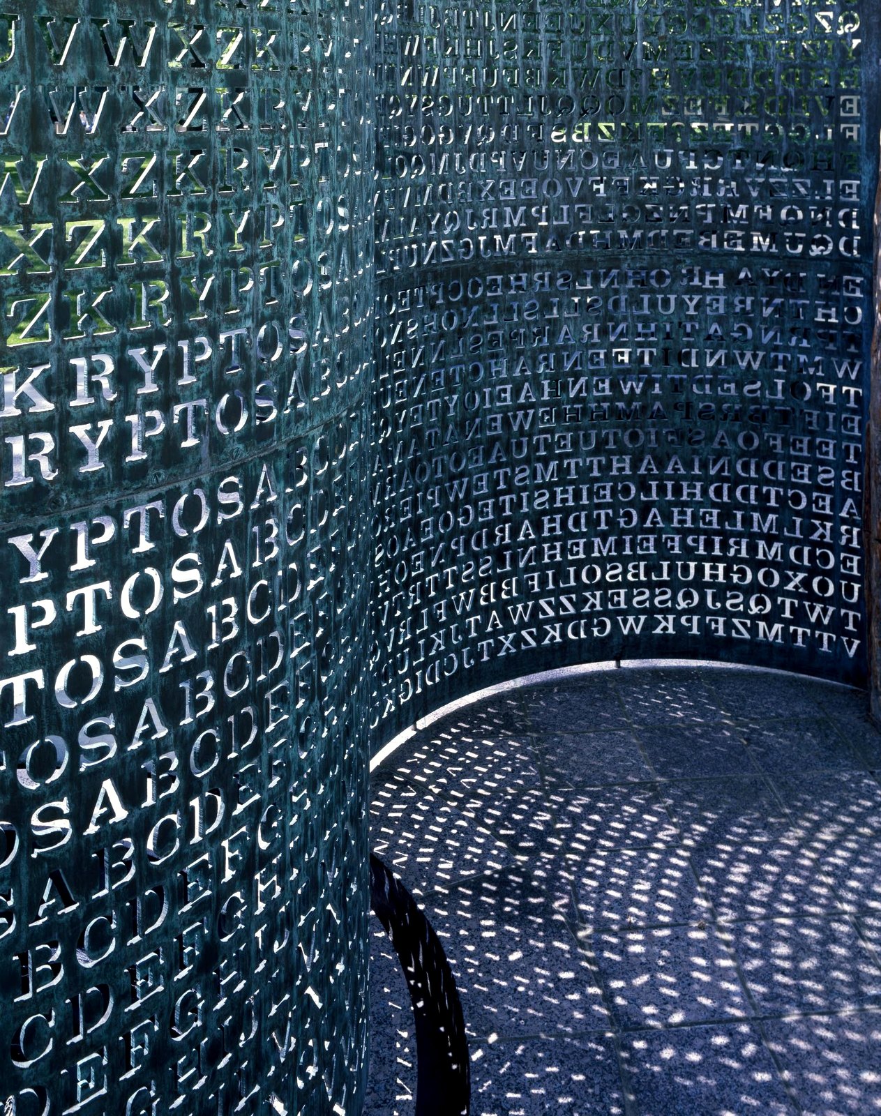Kryptos: el monumento enigma de la CIA que nadie puede resolver 2 Escultura Kryptos de cobre en los terrenos de la sede de la CIA en Langley, Virginia