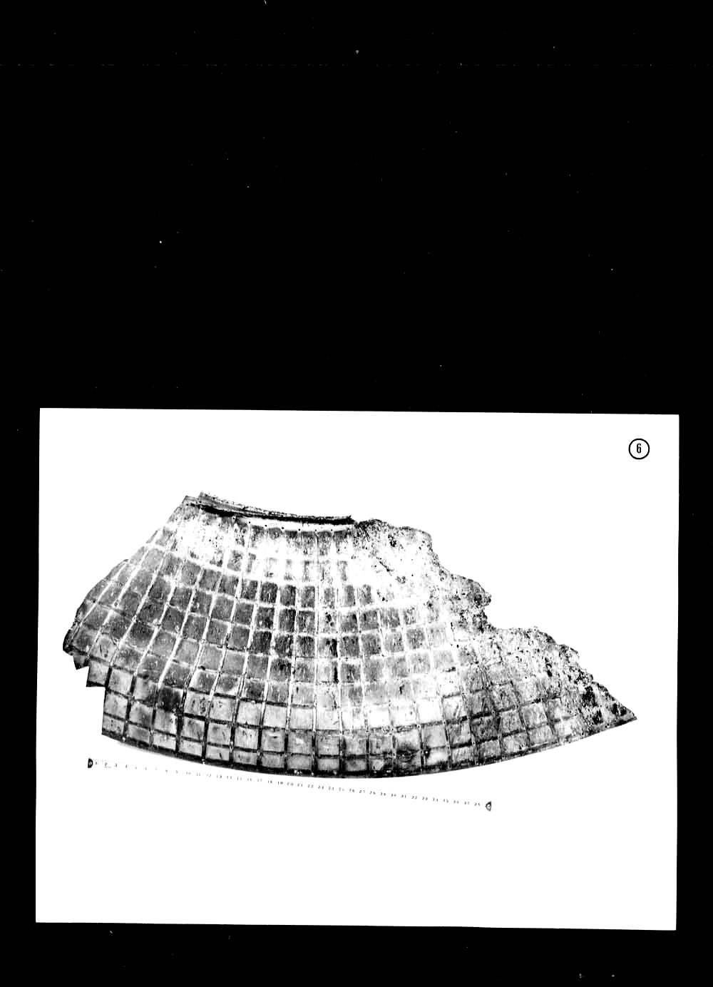 Fragmento de OVNI en Canadá: el memo de Saskatchewan (1968) 2 Fragmento metálico de superficie reticular hallado cerca de Wollaston Lake, Saskatchewan, 1968 — foto de archivo con regla de escala