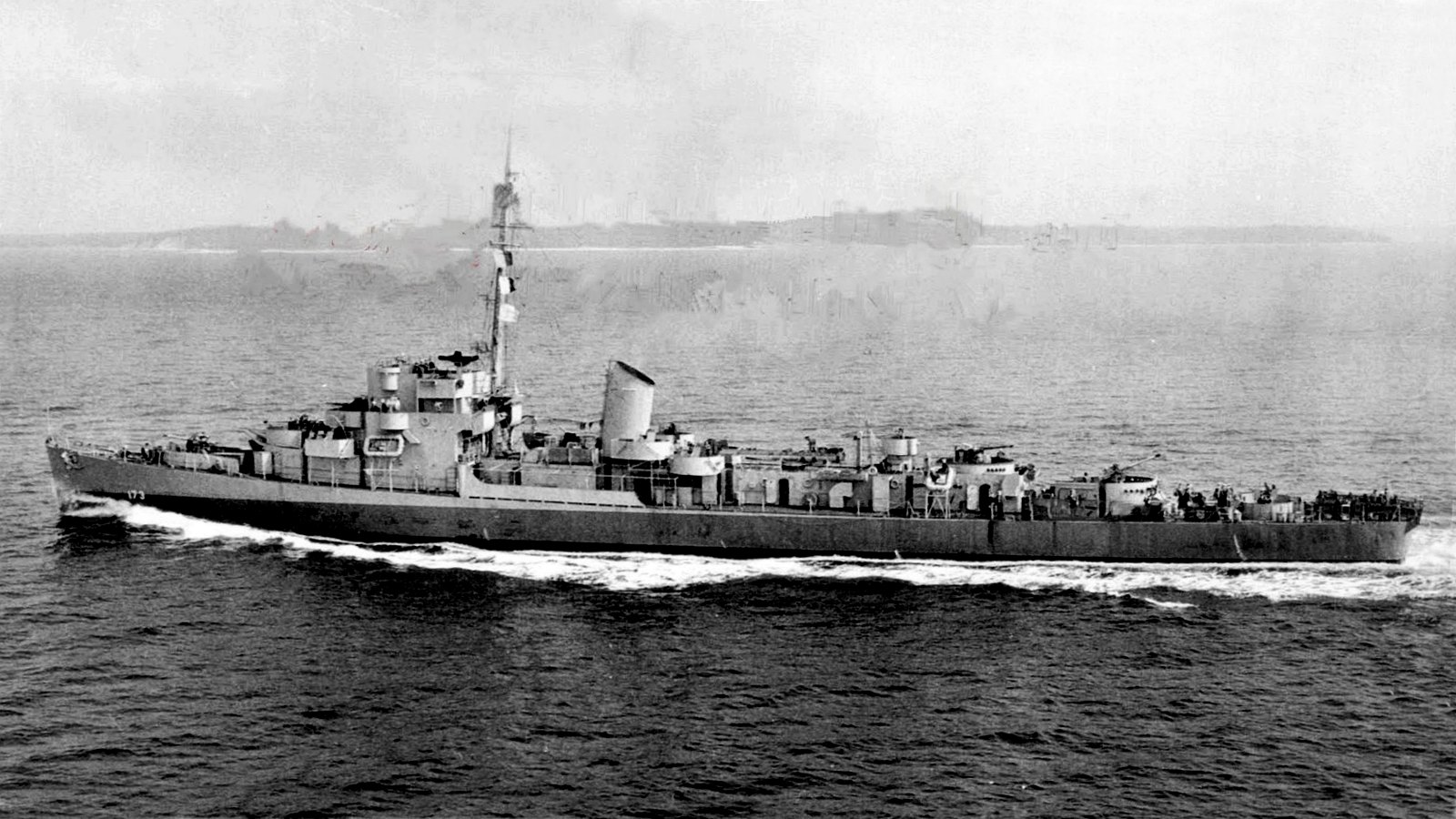USS Eldridge DE-173 navegando en el mar, circa 1944, fotografía de la U.S. Navy